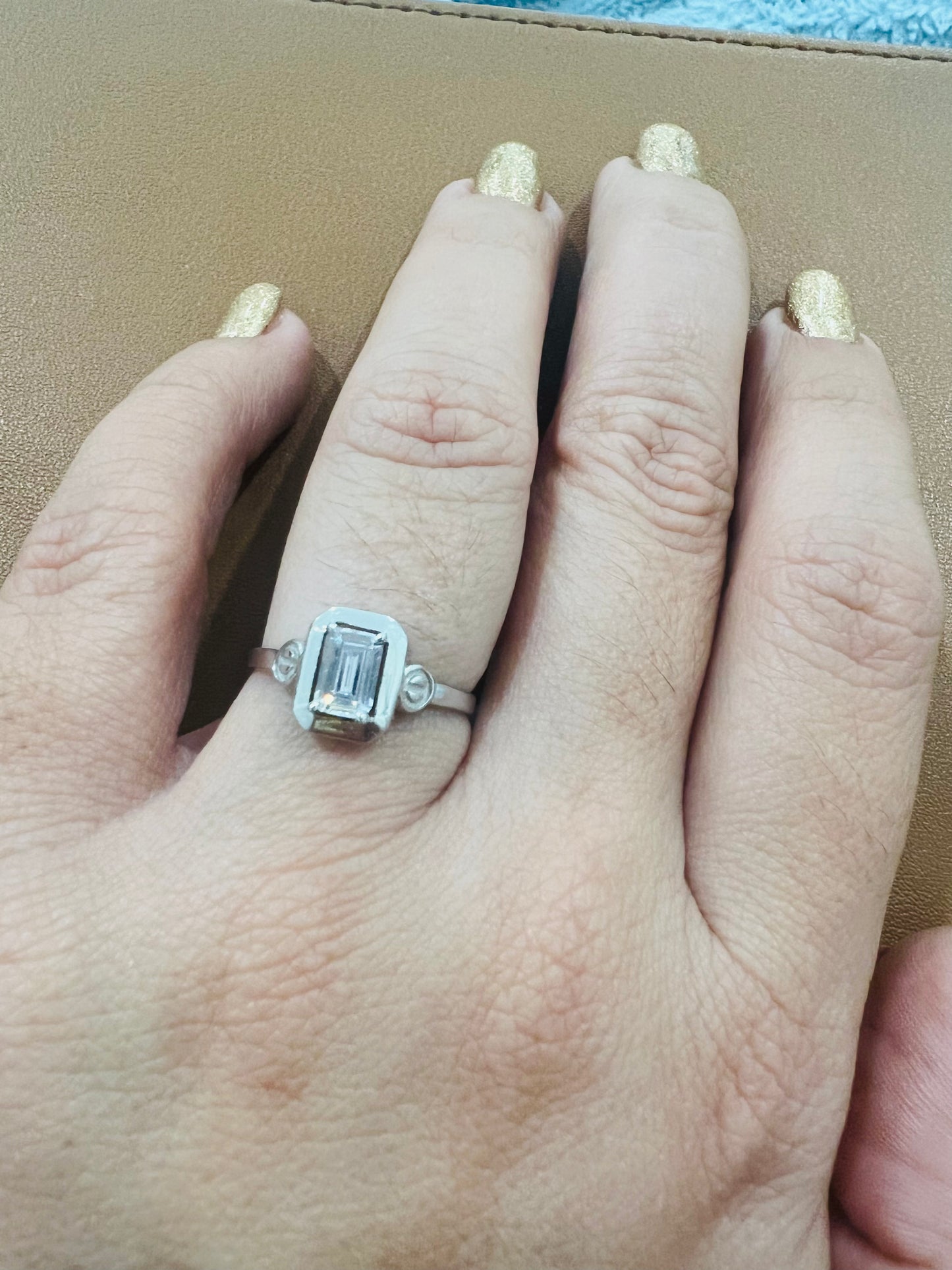 Anillo De Oro Blanco con Circonia Rectángular 10K