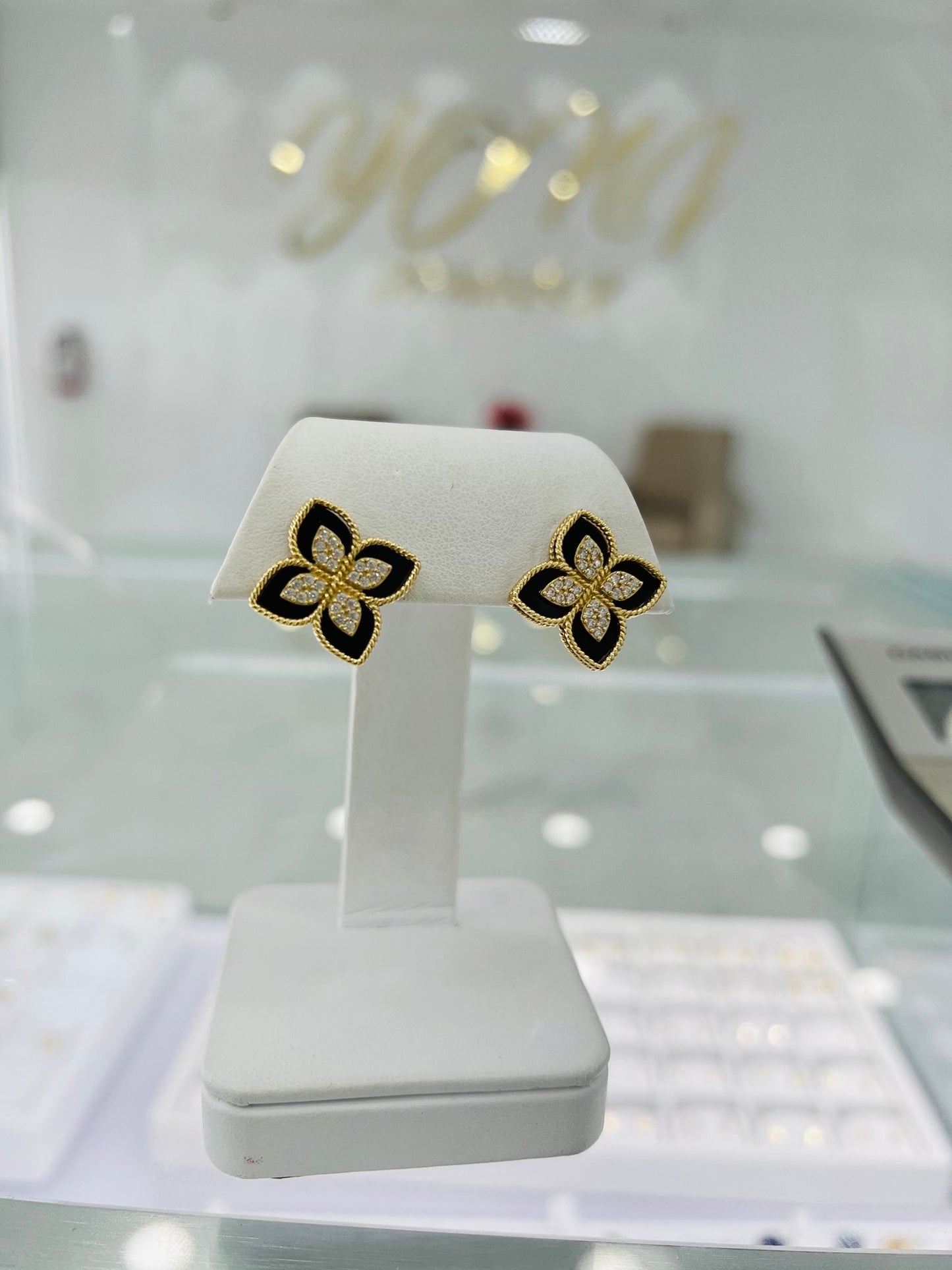 Aretes De Trébol Flor Negra 14K
