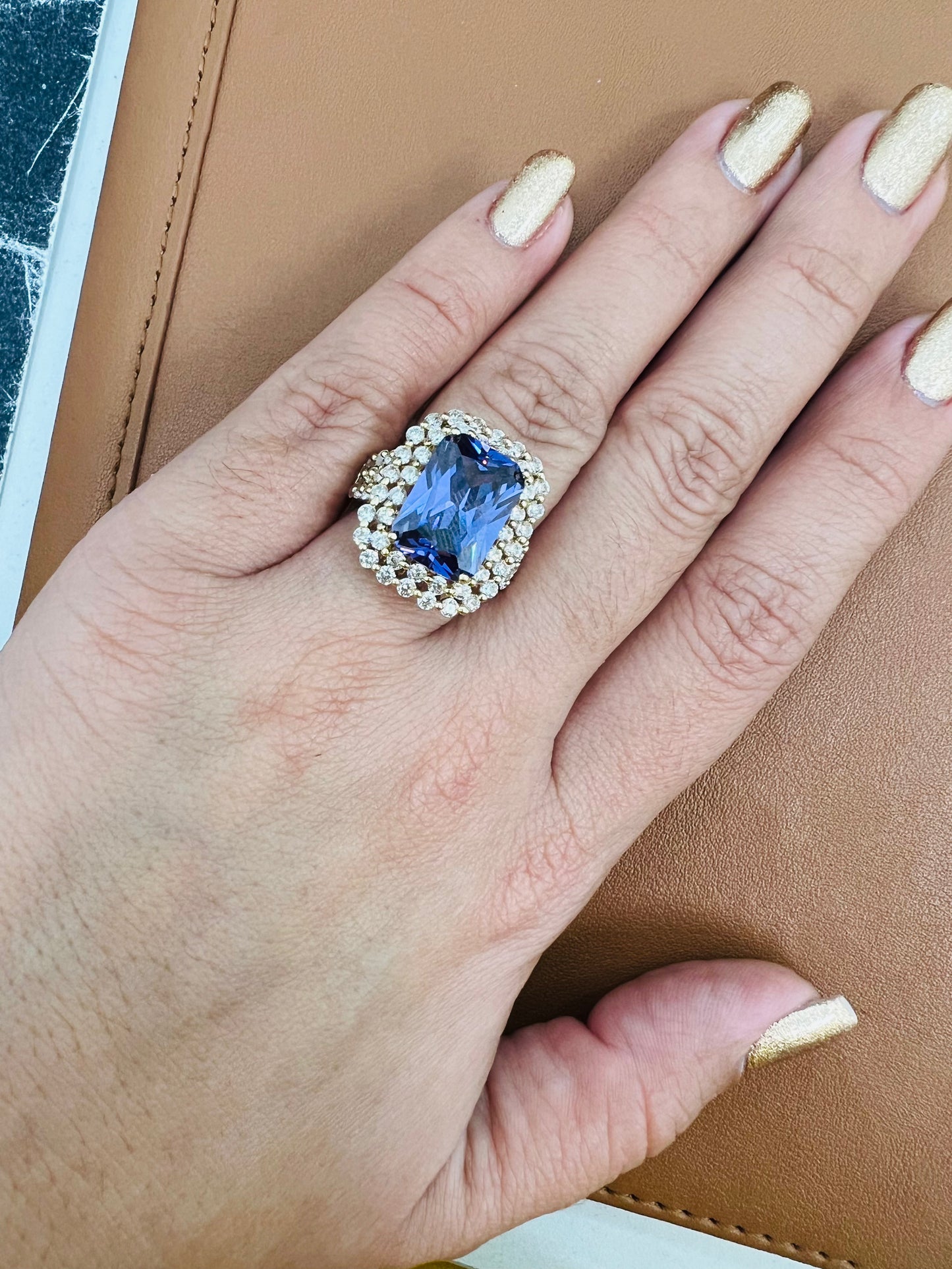 Anillo Sólido De Circonias Blancas Y Morada Rectangular 14K