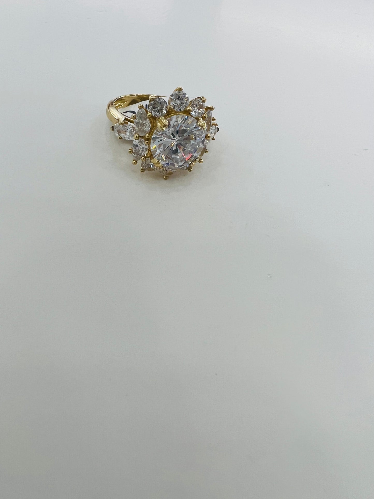 Anillo Sólido De Circonias Blancas 14K