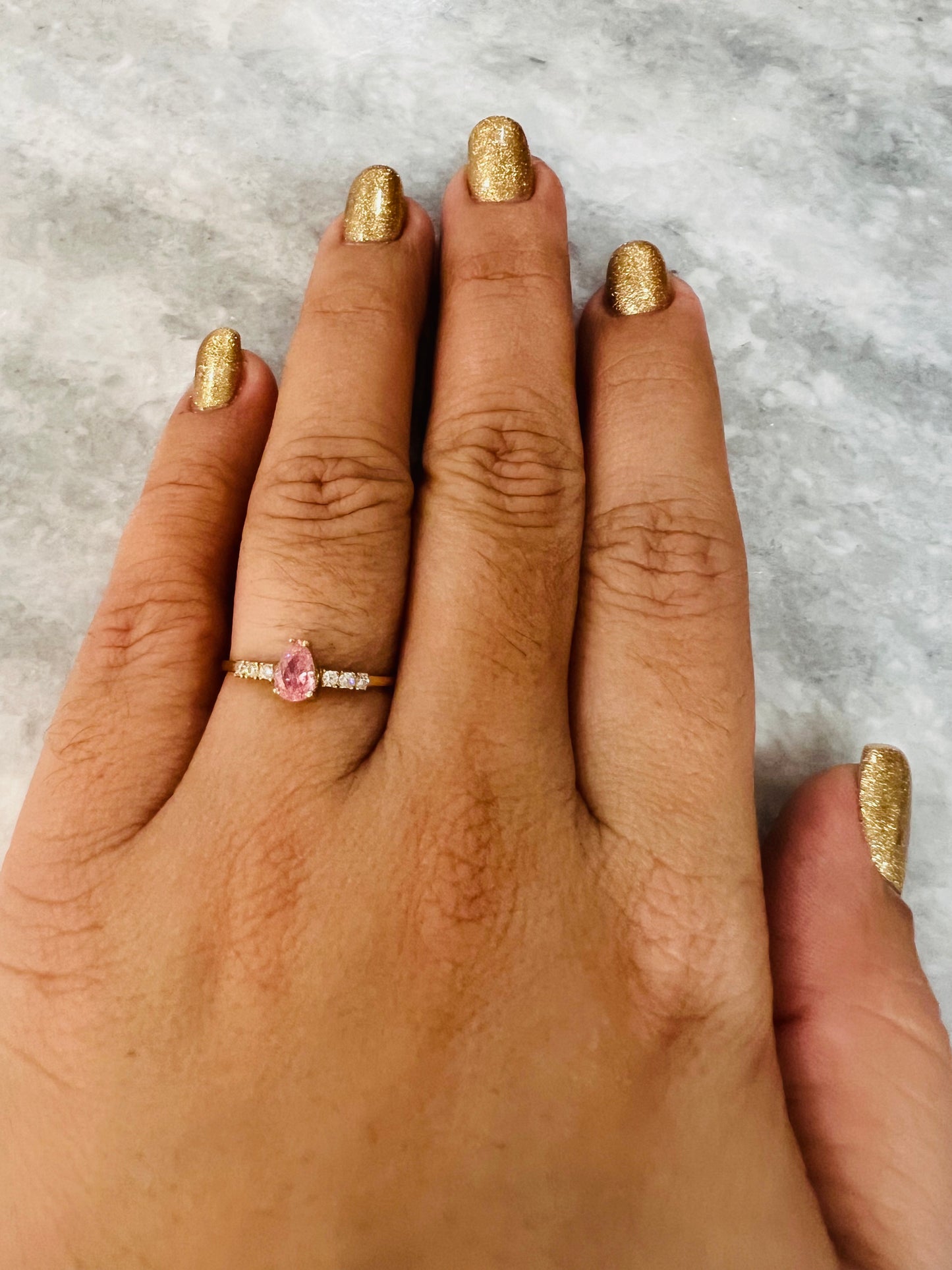 Anillo De Circonias Blancas Y Almendra Rosa 10K