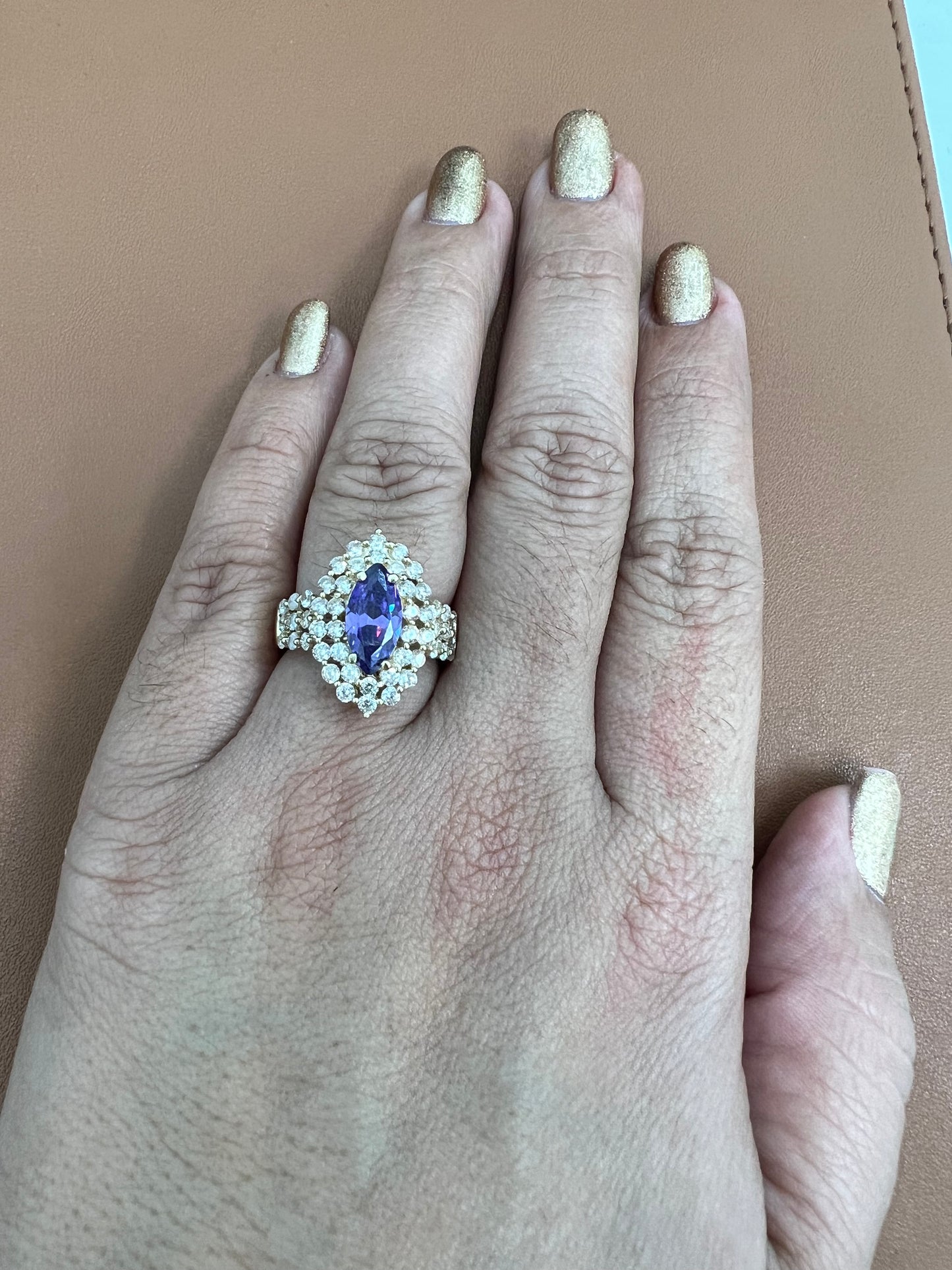 Anillo De Circonias Blancas Y Morada De Almendra 14K