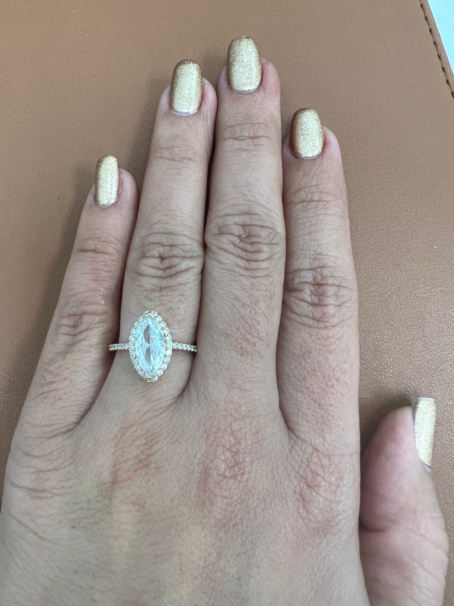 Anillo De Circonias De Almendra Blancas 14K