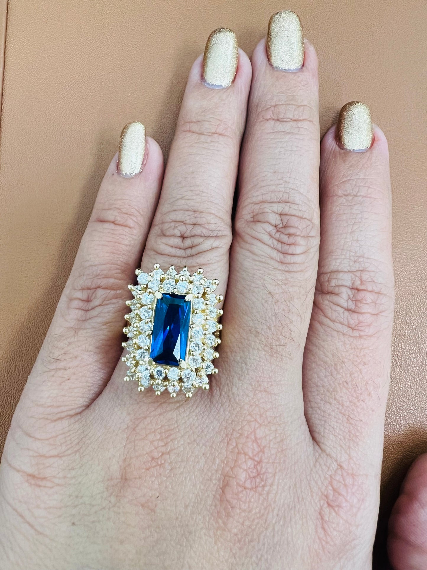 Anillo De Circonias Blancas y Azul Oscuro Rectangular 14K