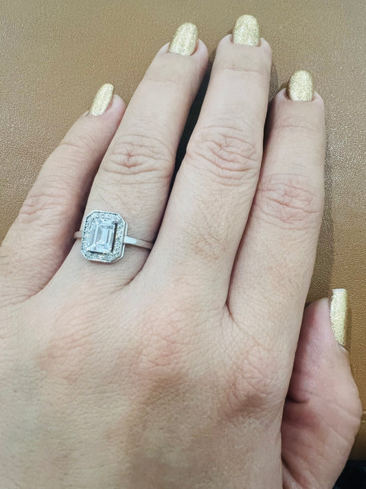 Anillo De Oro Blanco Y Circonia Rectángular 10K