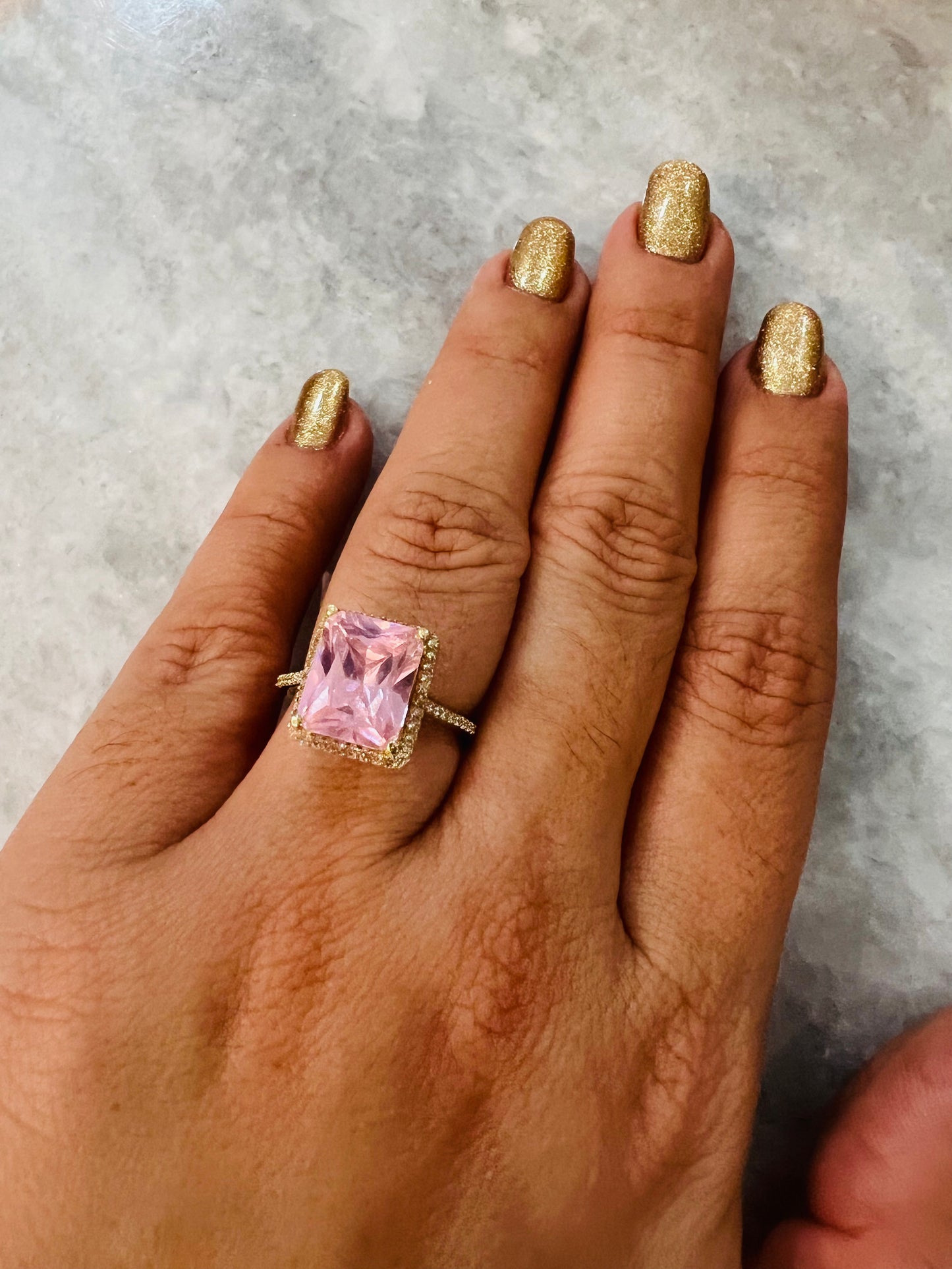 Anillo De Circonias Blancas Y Rectángulo Rosa 14K