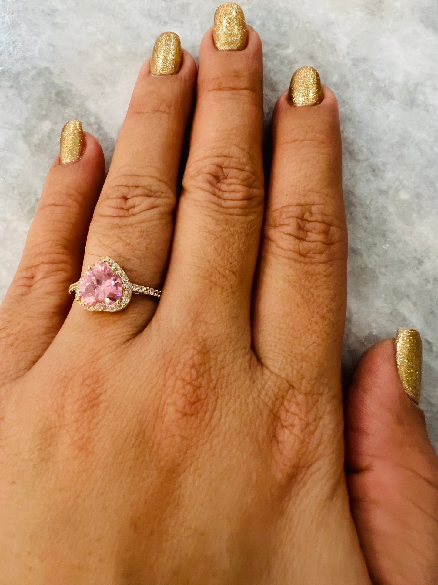 Anillo De Circonias Blancas Y Corazón Rosa 14K