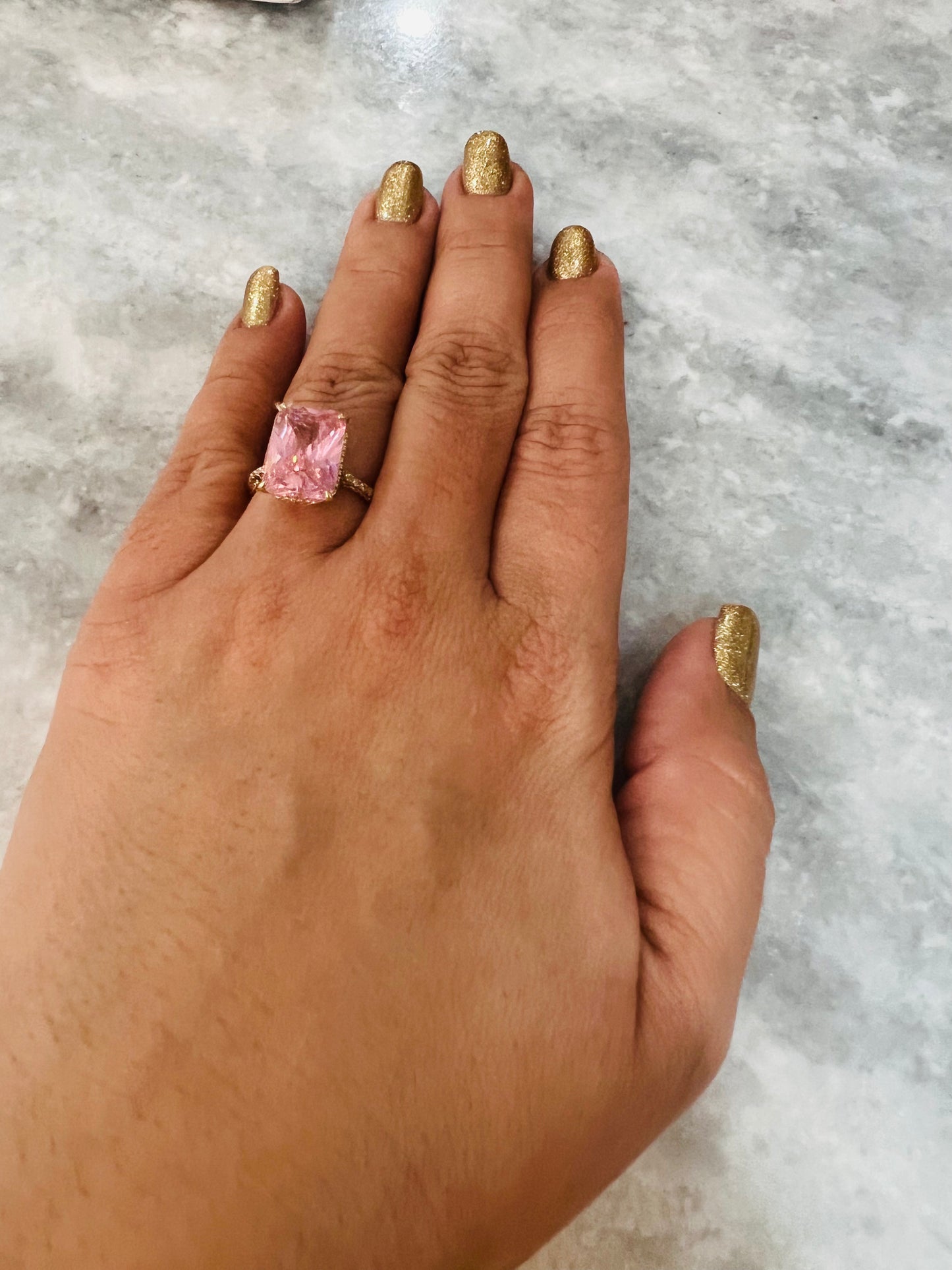 Anillo De Circonias Blancas Y Rectángulo Rosa 14K