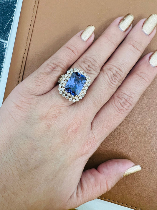 Anillo Sólido De Circonias Blancas Y Morada Rectangular 14K