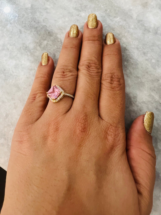 Anillo De Circonias Blancas Y Rombo Rosa 14K