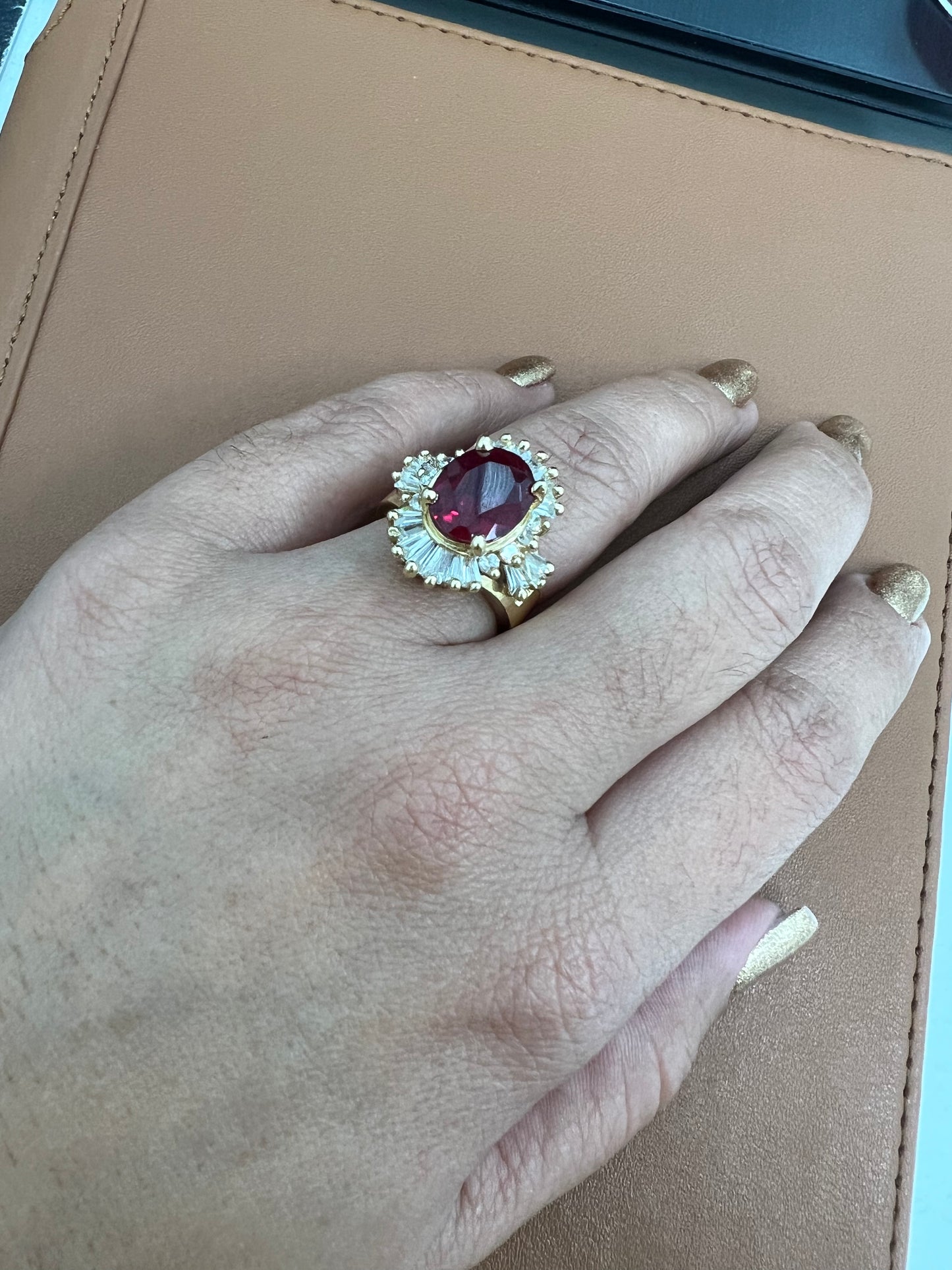 Anillo Sólido De Circonias Blancas Y Roja 14K