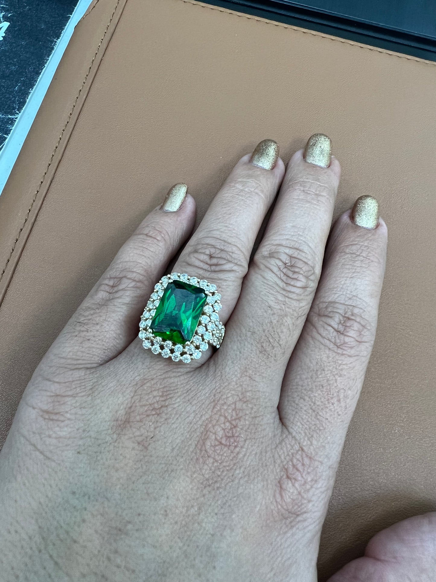 Anillo Sólido De Circonias Blancas Y Verde Rectángular 14K