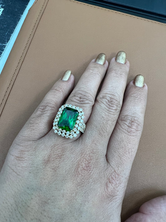 Anillo Sólido De Circonias Blancas Y Verde Rectángular 14K
