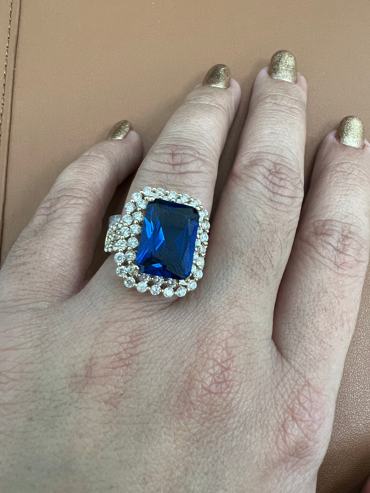 Anillo Sólido De Circonias Blancas Y Azul Oscura Rectangular 14k