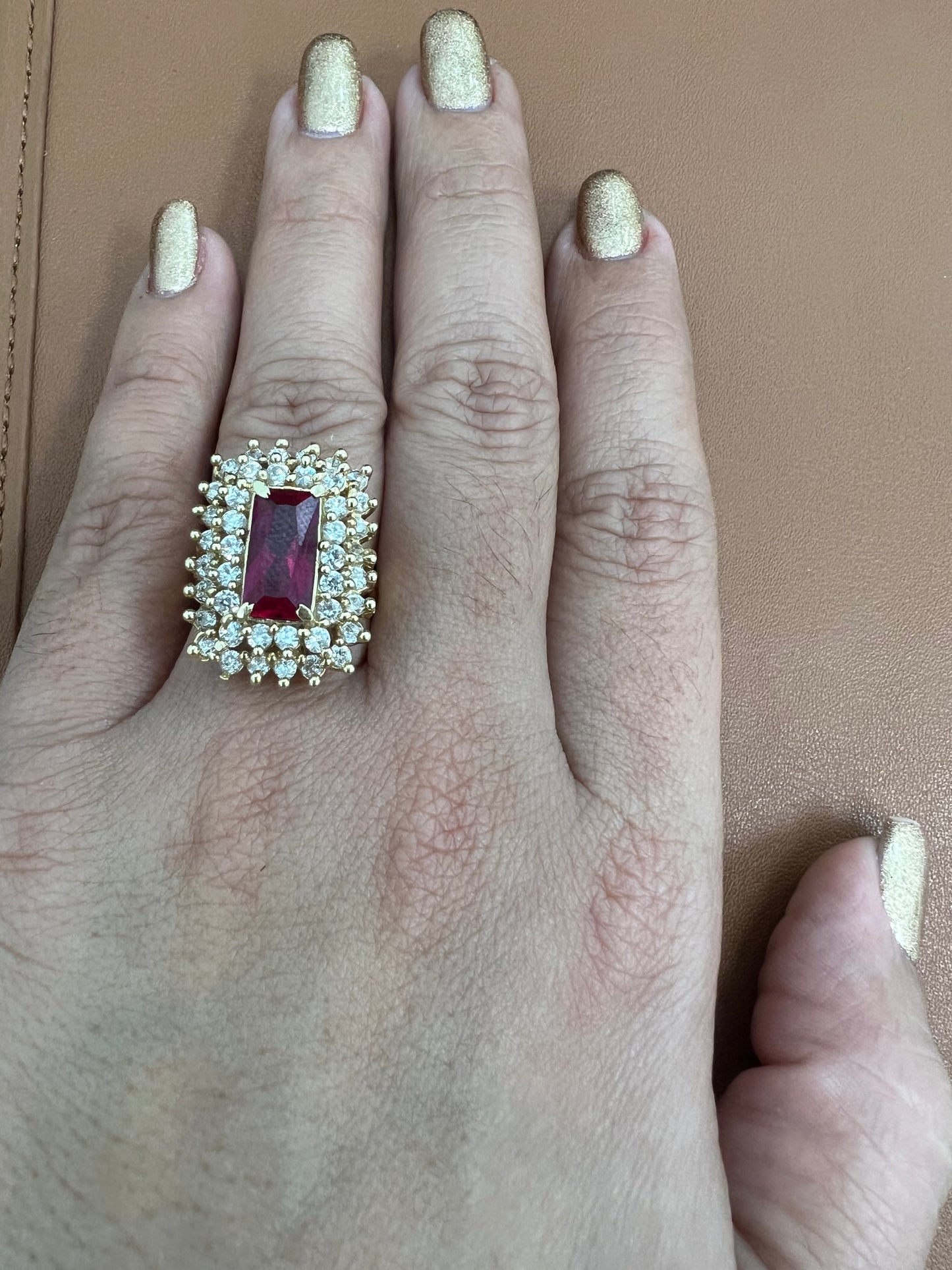 Anillo Sólido De Circonias Blancas Y Roja Rectangular 14K