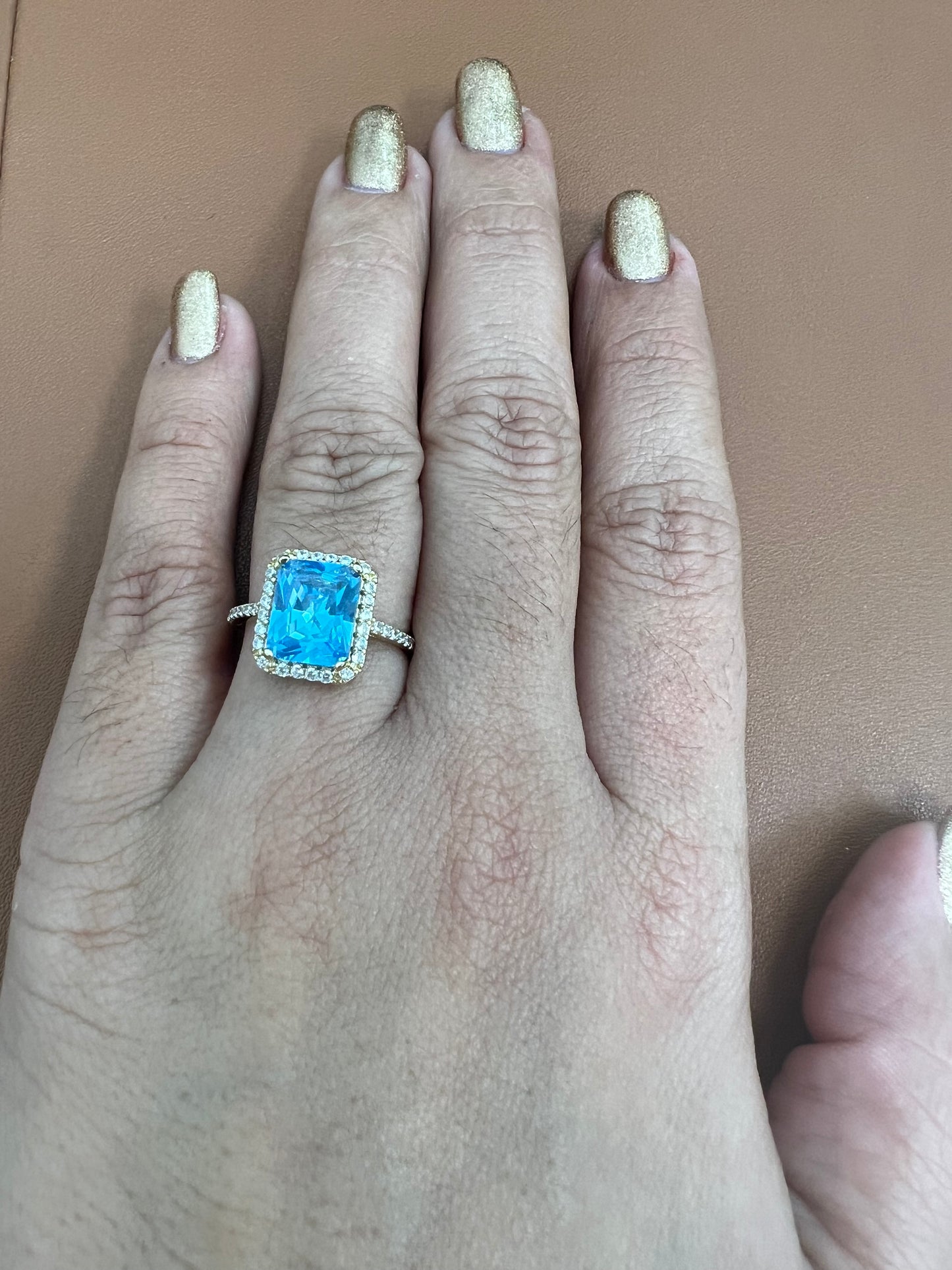 Anillo De Circonias Blancas Y Azul 14K