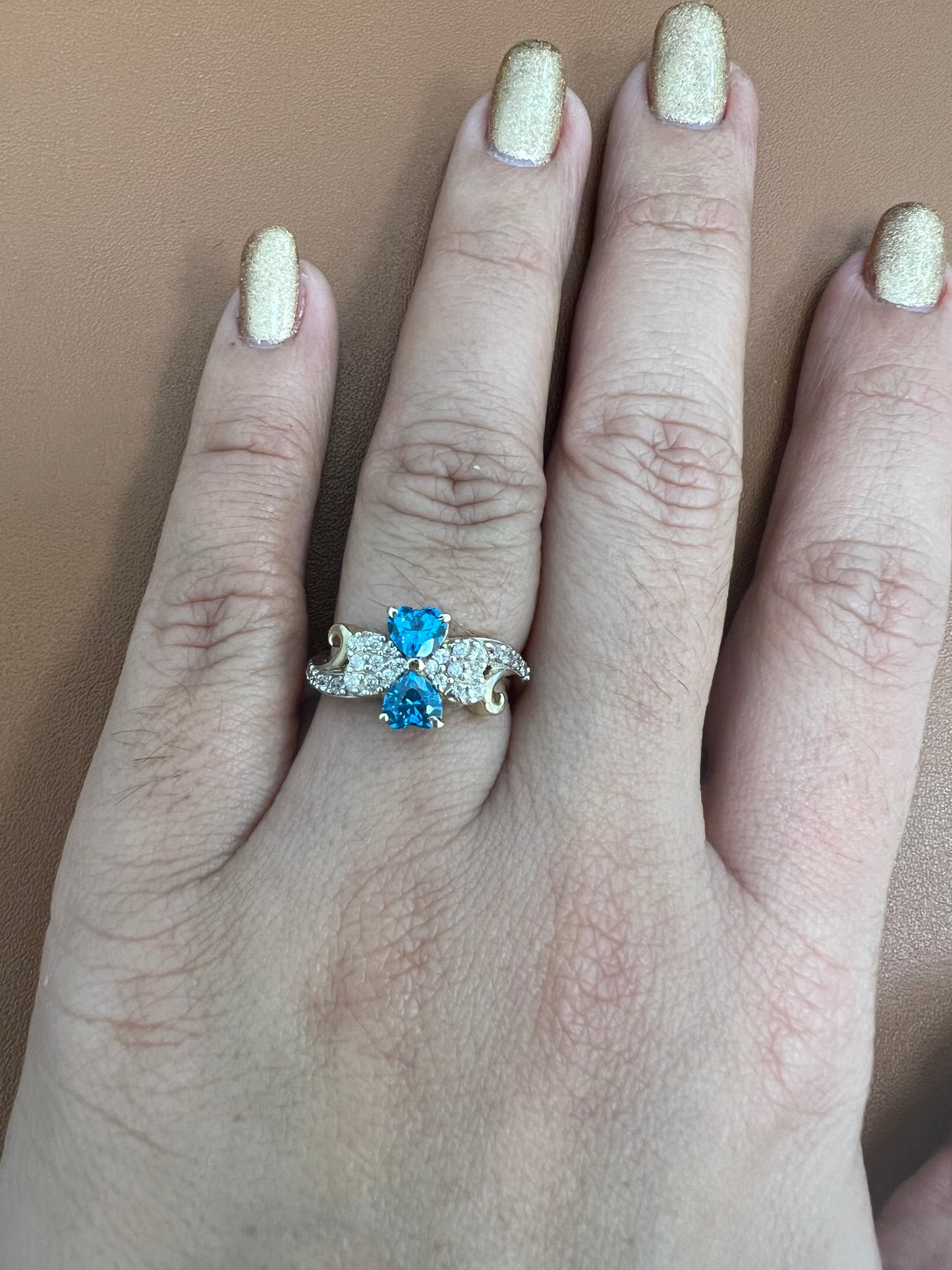 Anillo De Circonias Blancas Y Azul En Forma De Corazon 14K