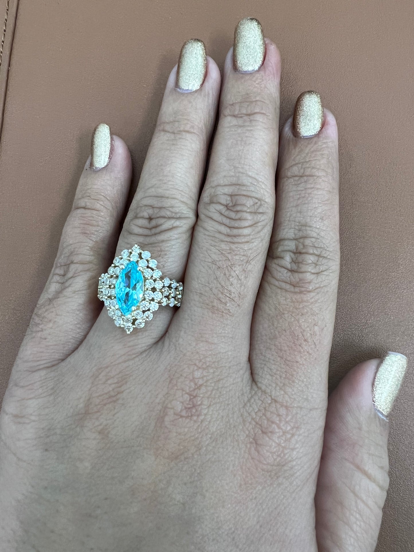 Anillo De Circonias Blancas Y Almendra Azul 14K