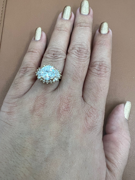 Anillo Sólido De Circonias Blancas 14K
