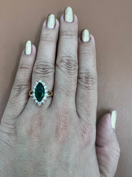 Anillo Sólido de Circonias Blancas Y Almendra Verde 14K