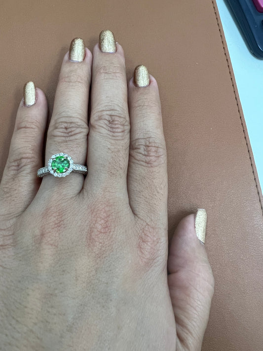 Anillo De Circonias Blancas Y Verde 14K