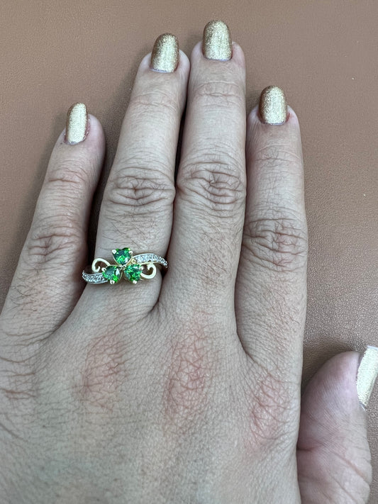 Anillo De Circonias De Corazones Verdes 14K