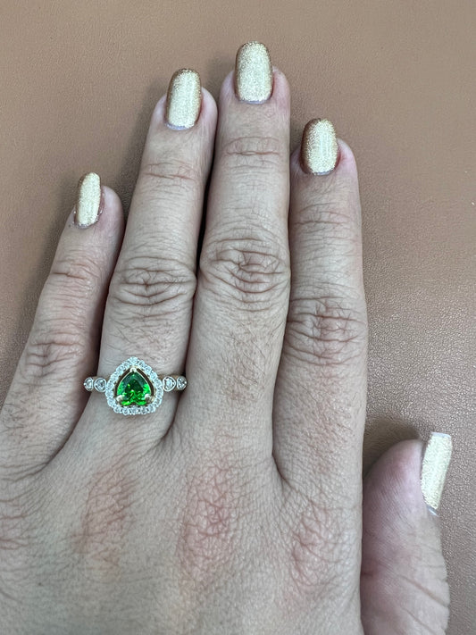 Anillo De Circonias Blancas Y Corazon Verde 14K