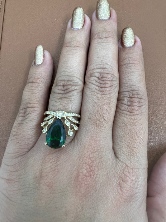 Anillo Sólido De Circonias Blancas Y Almendra Verde 14K