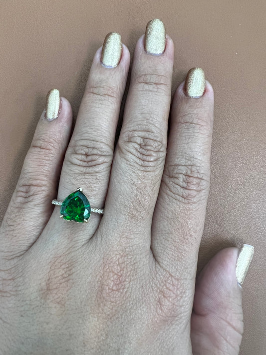 Anillo De Circonias Blancas Y Corazon Verde 14K