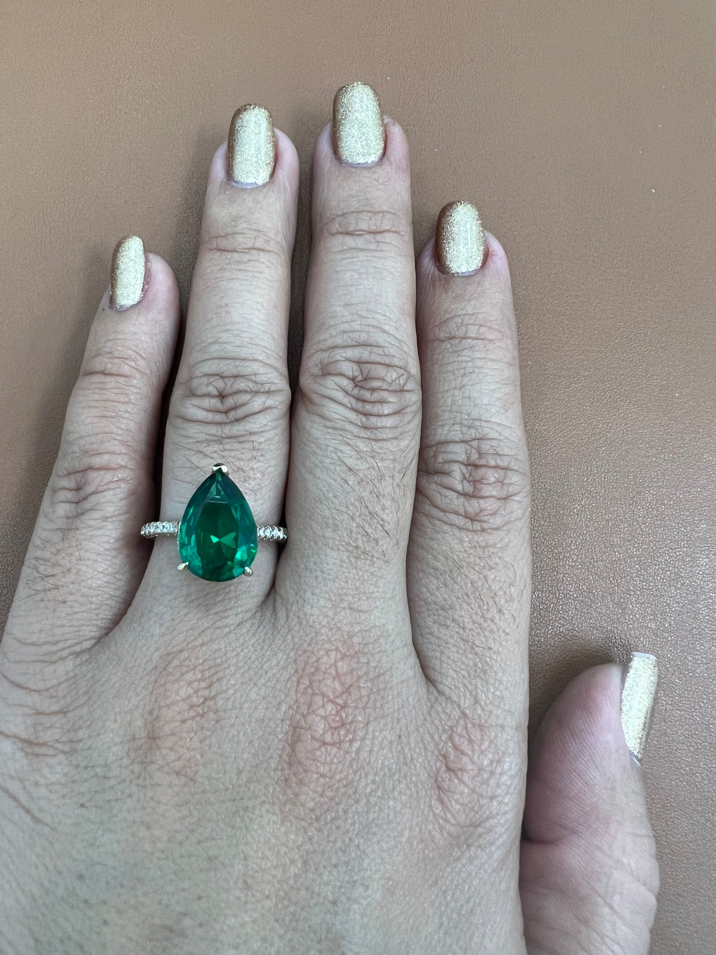 Anillo De Circonias Blancas Y Almerdra Verde 14K