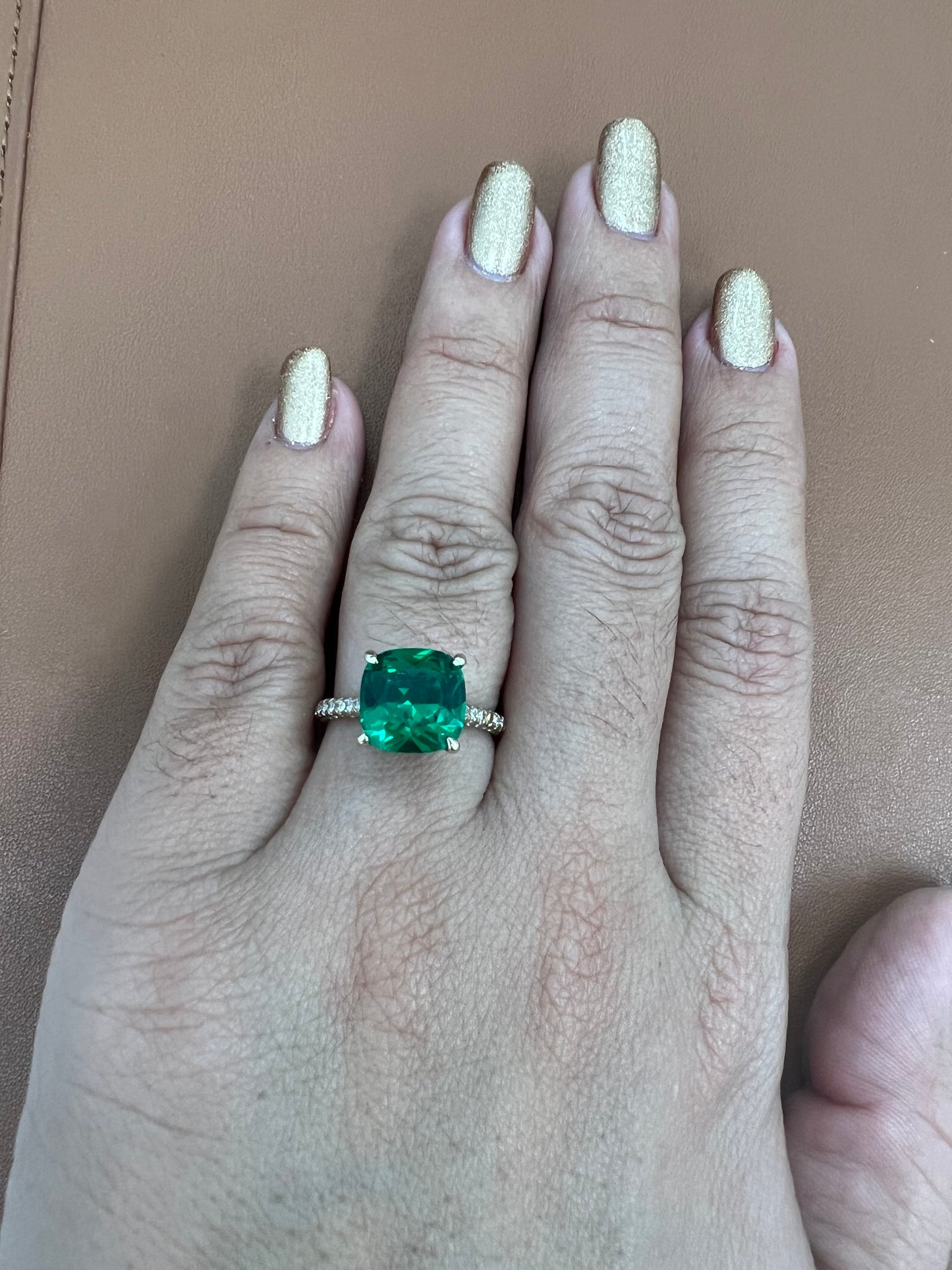 Anillo De Circonias Blancas Y Verde de 14K