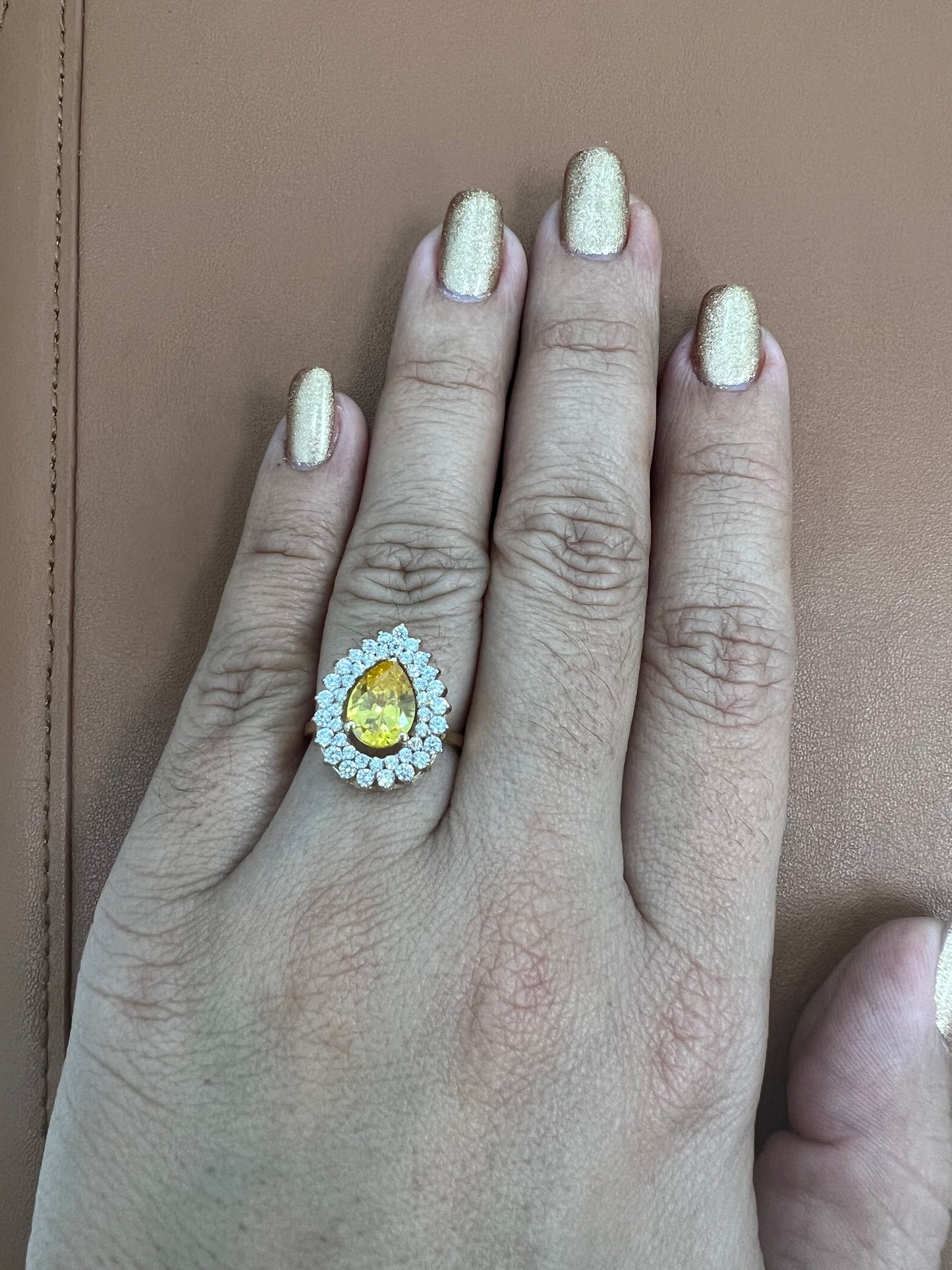 Anillo De Circonias Blancas Y Almendra Amarilla 14K