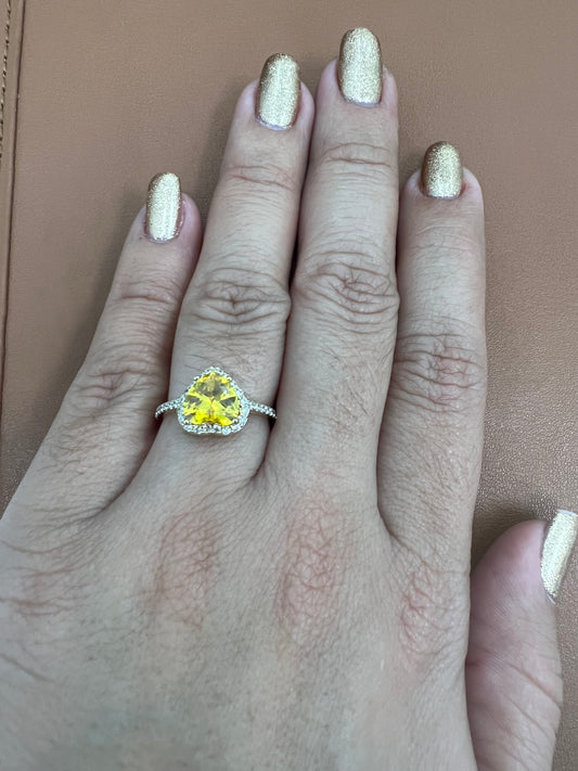 Anillo De Circonias Blancas Y Corazon Amarillo 14K