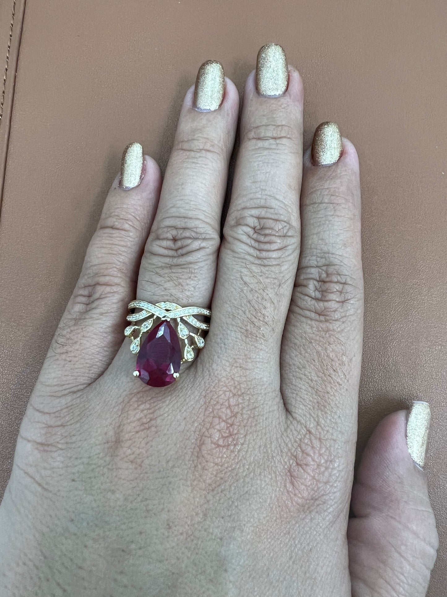 Anillo De Circonias Blancas Y Almendra Roja 14K