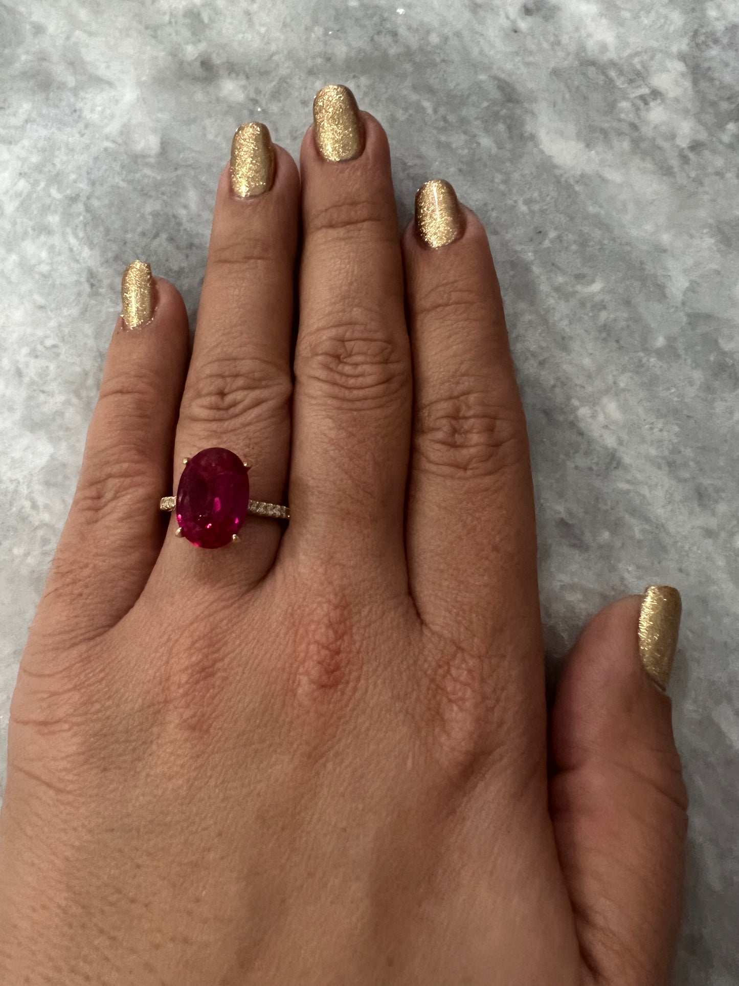 Anillo De Circonias Blancas Y Ovalo Rojo 14K