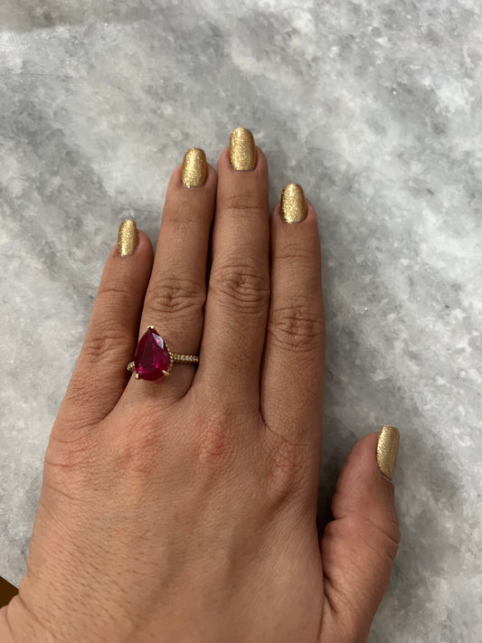 Anillo De Circonias Blancas Y Almerdra Rojo 14K