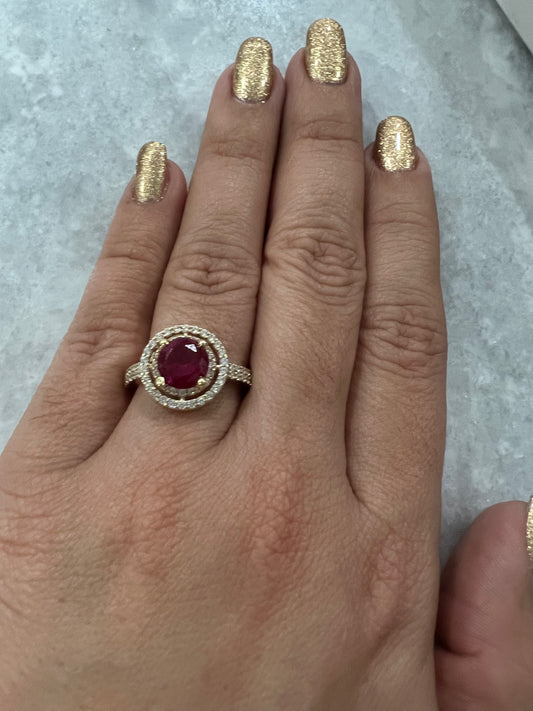 Anillo De Circonias Blancas Y piedra Roja Redonda 14K