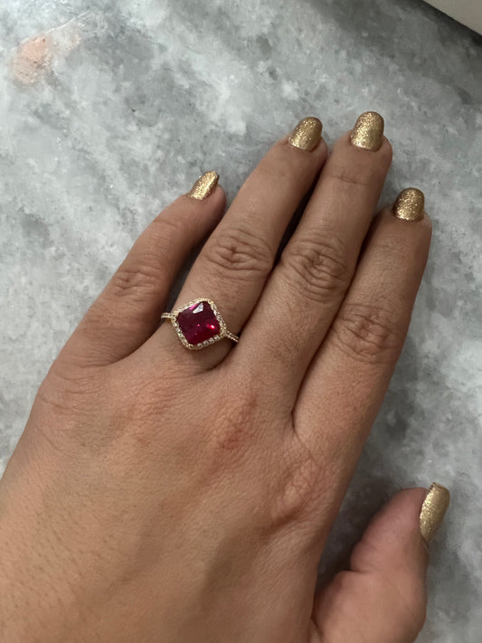 Anillo De Circonias Blancas Y Roja 14K