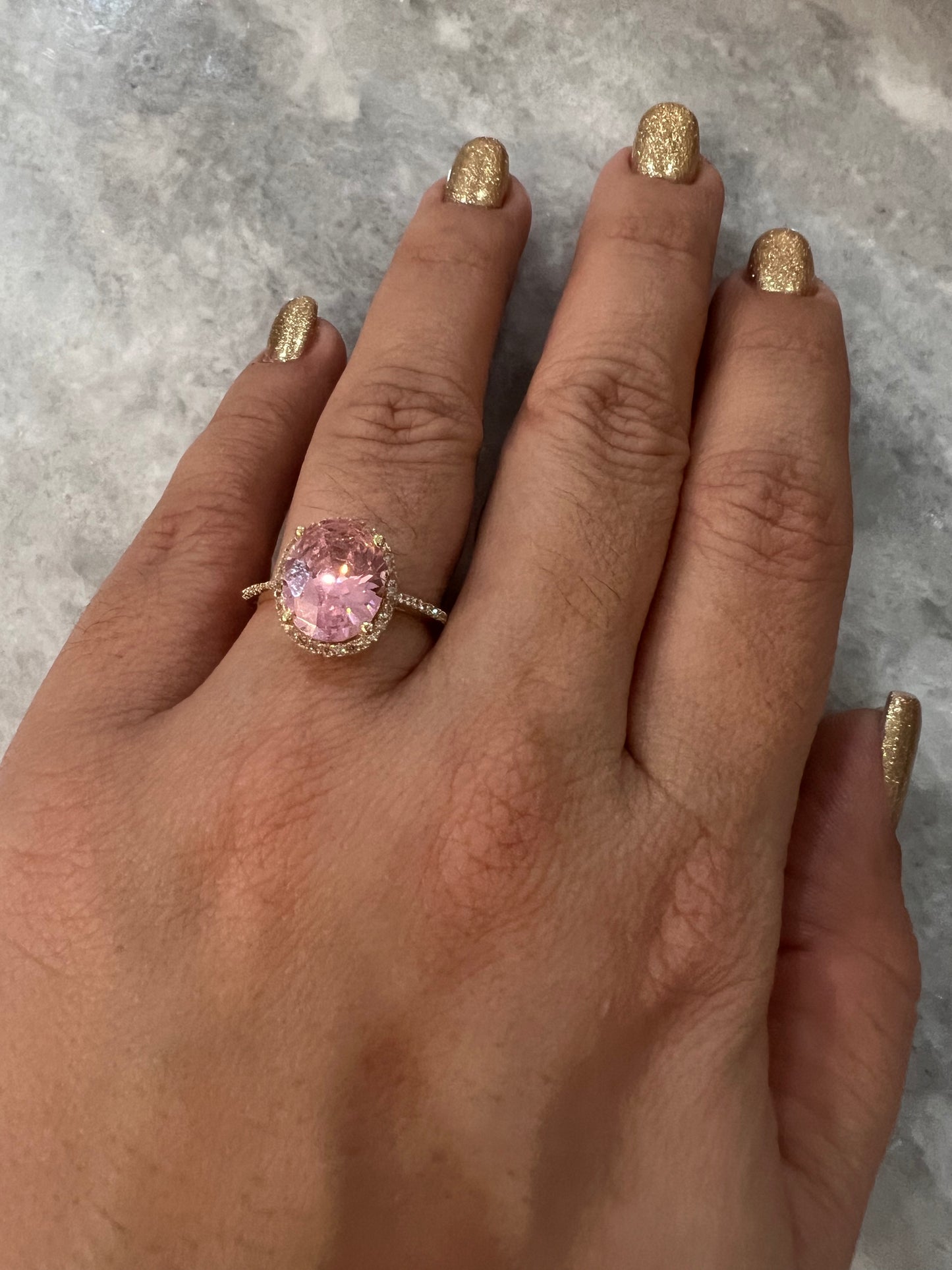 Anillo De Circonias Blancas Y Ovalo Rosa 14K