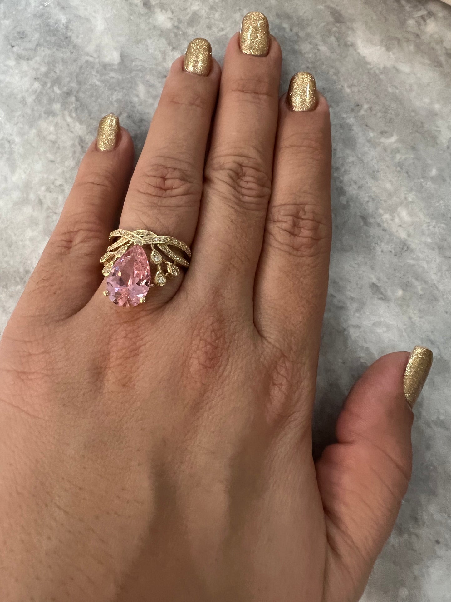 Anillo Sólido De Circonias Blancas Y Almendra Rosa 14K
