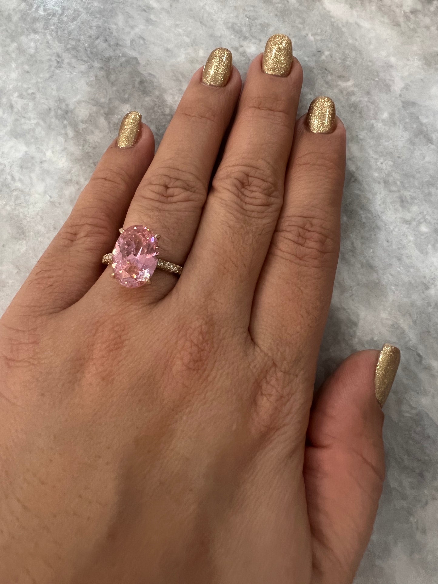 Anillo De Circonias Blancas Y Ovalo Rosa 14K